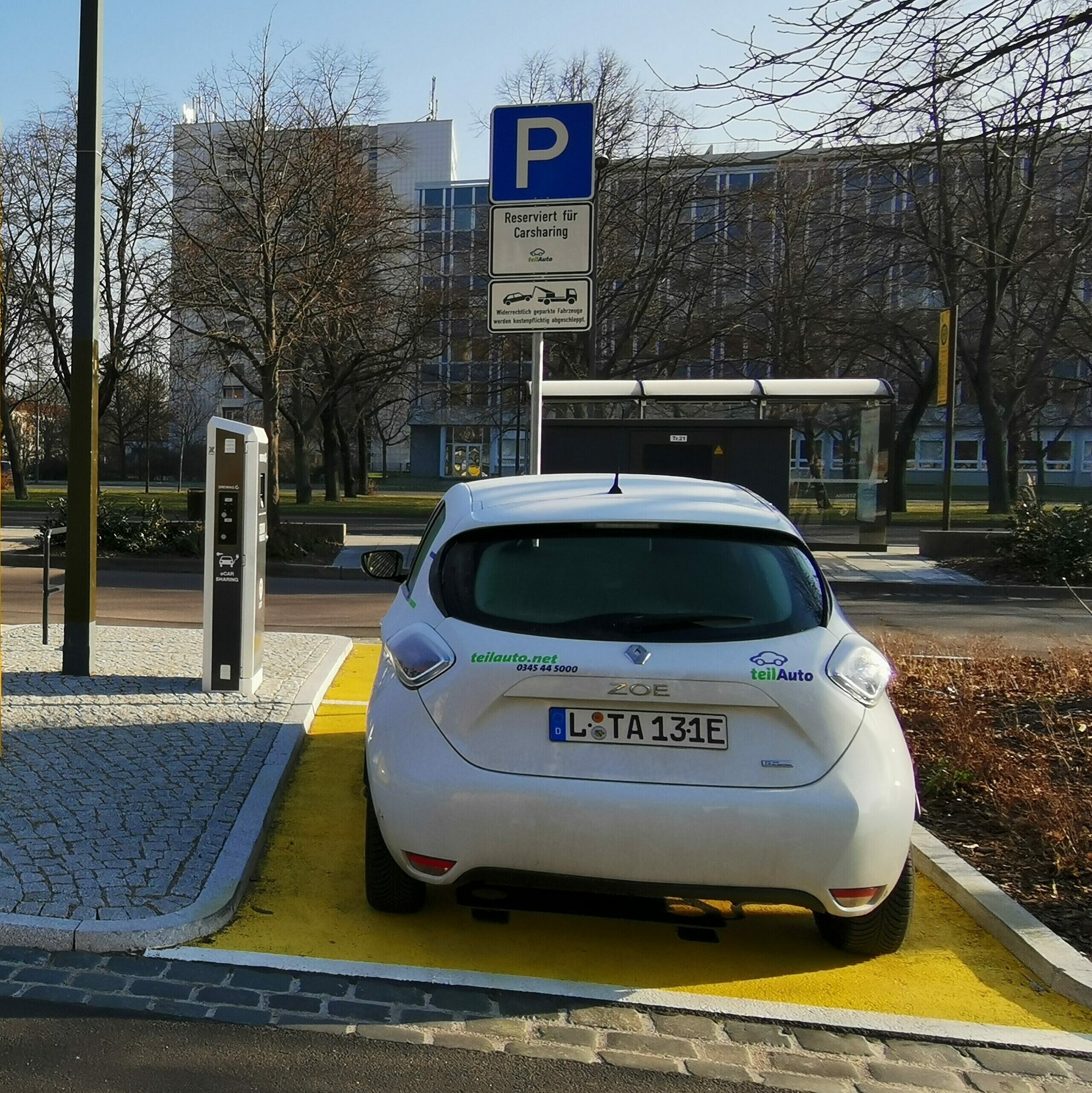 Abbildung eines E-Carsharing-Fahrzeugs auf einem separaten, gut markierten Stellplatz mit Ladeanschluss